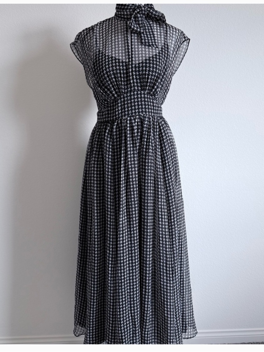 Kate spade size 4 Sheer Houndstooth Midi Dress - Black & White